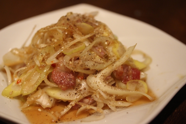 神田６５料理「旬な長ネギと自家製ベーコンのサラダ」