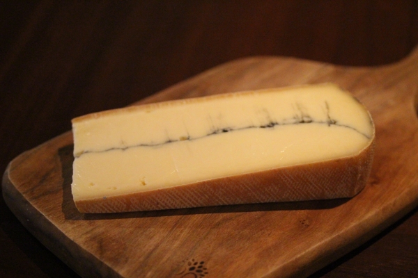 ６５神田チーズ「MORBIER LAIT CRU」